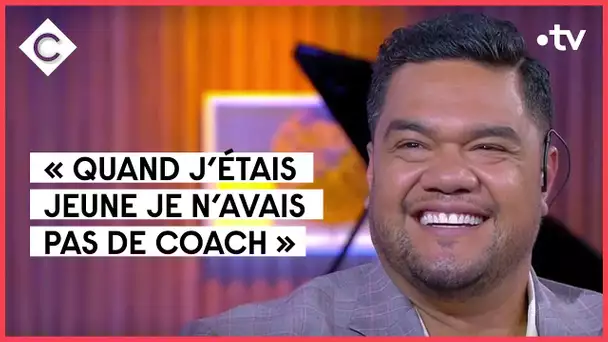 Pene Pati a appris à chanter sur YouTube - C à Vous - 07/04/2022