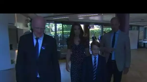 Adorable moment où le prince George embrasse son père William avant de lui dire qu'il est trop chaud