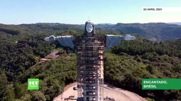La plus grande statue du Christ du Brésil, en construction, filmée par un drone