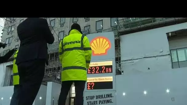Greenpeace manifeste devant le siège social de Shell à Londres après l'annonce d'un bénéfice reco…