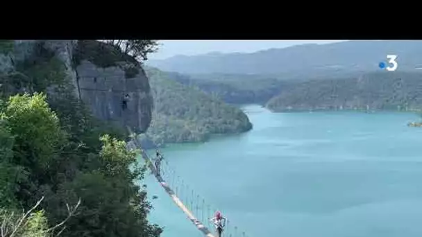 On a testé pour vous la via ferrata au dessus du lac de Vouglans dans le Jura