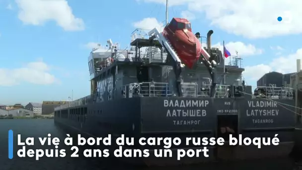 La vie à bord du cargo russe bloqué depuis 2 ans dans un port