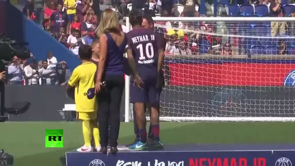 Le PSG présente Neymar au Parc des Princes, le plus gros transfert de l&#039;histoire