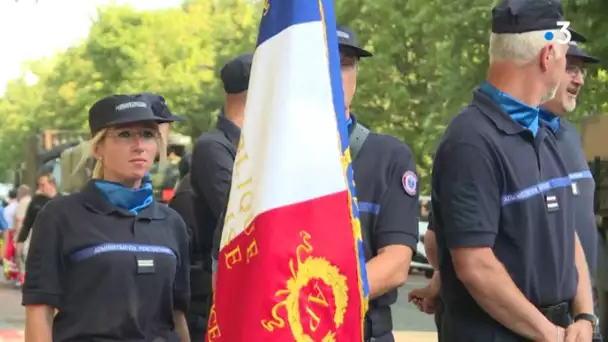 Des membres de l&#039;administration pénitentiaire participent au défilé militaire à Dijon