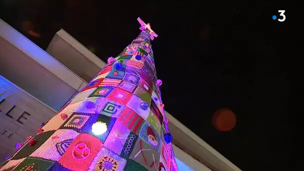 A Juvignac dans l'Hérault, un sapin tout en tricot