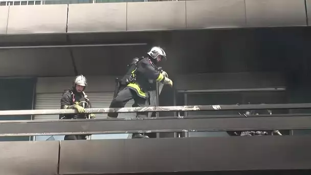 Une mère et son fils découvrent leur appartement après un incendie