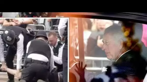 Un plaqueur de rugby de la police qui a sauté la barrière devant le convoi du roi Charles
