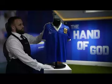 Le maillot de "la main de Dieu" de Maradona mis aux enchères