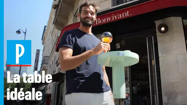 Terrasses à Paris : cet objet transforme les poteaux en table de bistrot