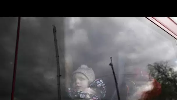 Avec l'armée russe aux portes de Kiev, la population ukrainienne tente de fuir par tous les moyens