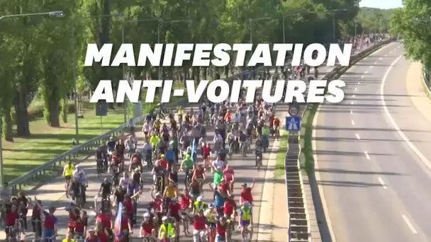 Contre le salon de l'automobile de Francfort, des milliers d'Allemands défilent à pied et à vélo