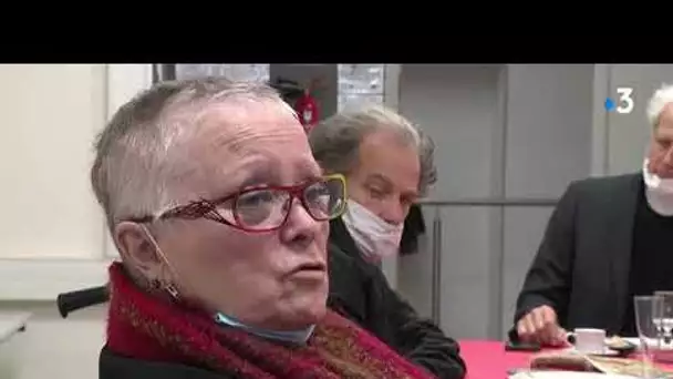 Des personnes âgées se réunissent pour un repas solidaire à Lille