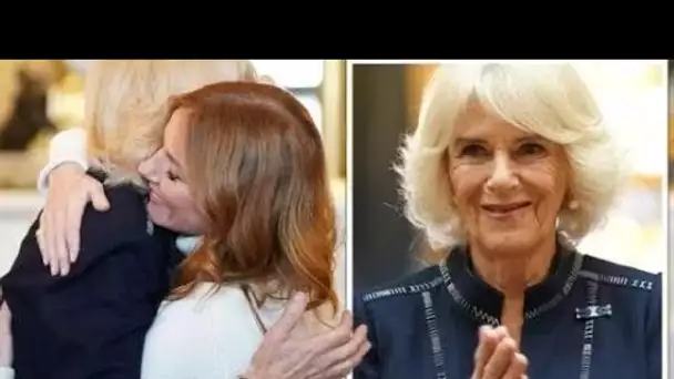 Camilla dans une rare démonstration d'affection du public alors que la reine embrasse l'ex-Spice Gir