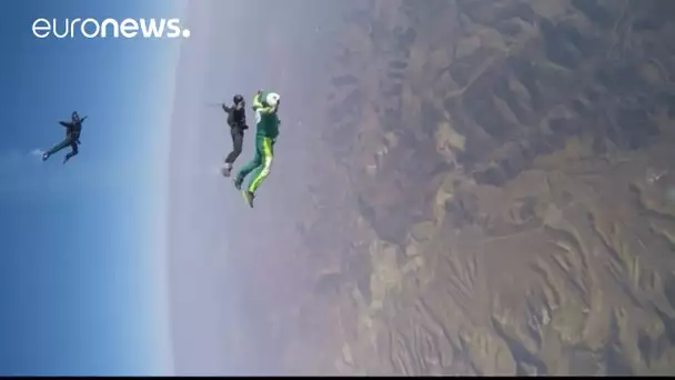 [VIDEO] Luke Aikins fait un saut de 7,6 km sans parachute en Californie.