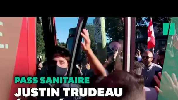 Justin Trudeau visé par des graviers lancés par des opposants aux mesures sanitaires