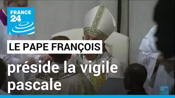 Le pape préside la vigile pascale après l'inquiétude sur sa santé • FRANCE 24