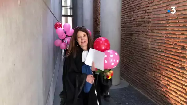Les avocats ont distribué des roses et des ballons au personnel du palais de justice
