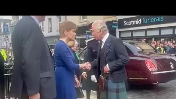 Nicola Sturgeon s'incline devant le roi Charles alors que le monarque fait ses débuts en Écosse