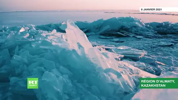 Cristal brisé : un lac au Kazakhstan s’est recouvert d’une croûte de glace impressionnante