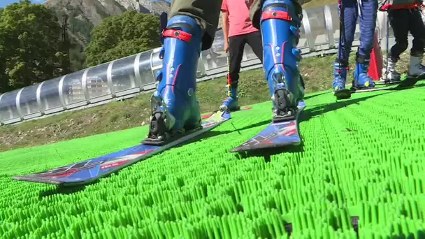 Une piste de ski en plastique qui divise dans le Val d'Allos