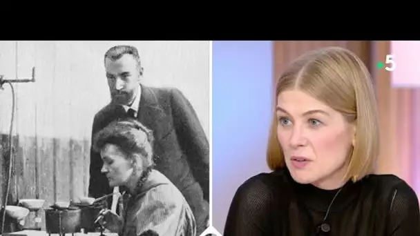 Rosamund Pike interprète Marie Curie ! - C à Vous - 05/03/2020