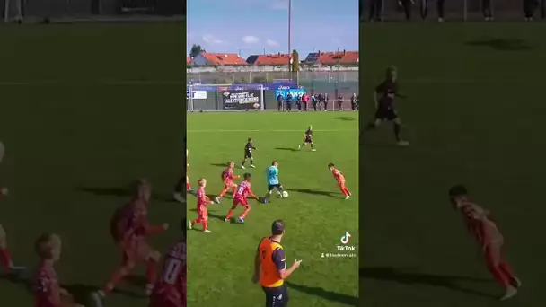 Le gardien des U9 de l’Eintracht Francfort quitte ses cages, dribble tout le terrain et marque. 🤯💥