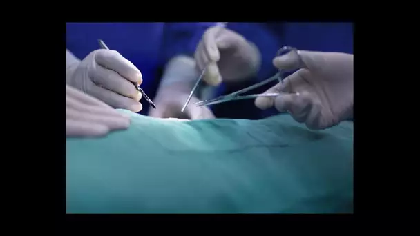 Super effrayant : un chirurgien grave ses initiales dans le foie de ses patients !