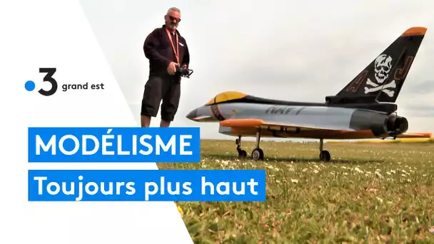 Ils pilotent de grands avions (miniatures) pour la première fois