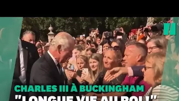 Charles III acclamé et salué pour la première fois devant Buckingham Place