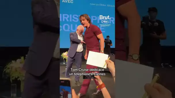 Tom Cruise dédicace un téléphone à Cannes.