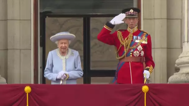 Jubilé d'Elizabeth II: la reine apparaît au balcon de Buckingham Palace