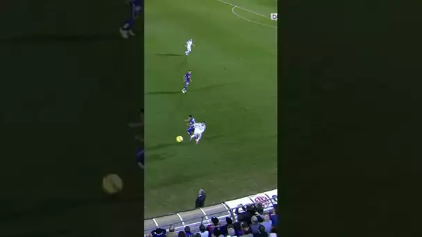 Ramos dégage le ballon... Dans la caméra !