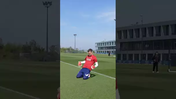 Tenas’s imitating Désiré 😮‍💨
