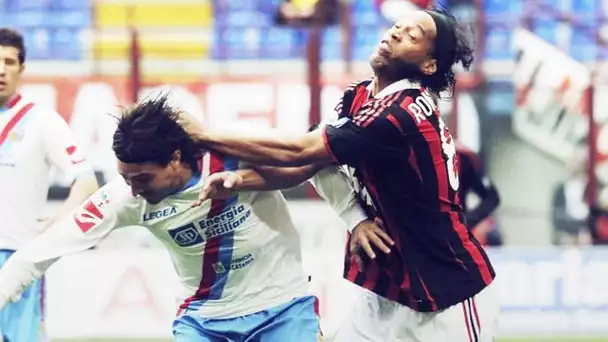 Ce qu'a fait Ronaldinho avec un adversaire qui n'arrêtait pas de lui mettre des coups | Oh My Goal
