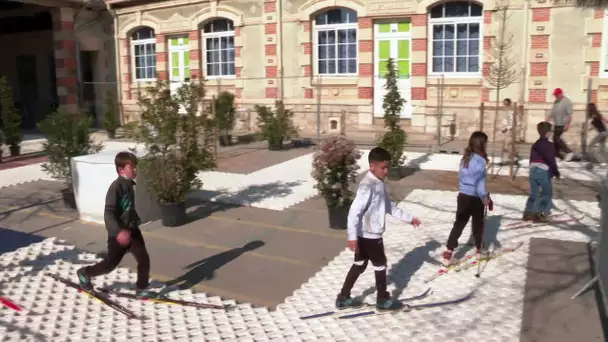 Gigean : Les enfants testent le ski de fond dans la cour de l'école durant les vacances
