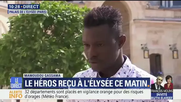 'Ça me fait plaisir.' Mamoudou Gassama reçoit un acte de courage et de dévouement