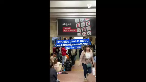 Réfugiés dans le métro, des habitants de Kiev entonnent l'hymne ukrainien