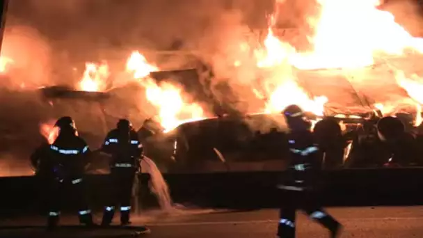 Impressionnant incendie sur l'autoroute