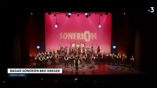 Prestation du Bagad Sonerien Bro Dreger au Championnat national des bagadoù 2023 de Saint-Brieuc
