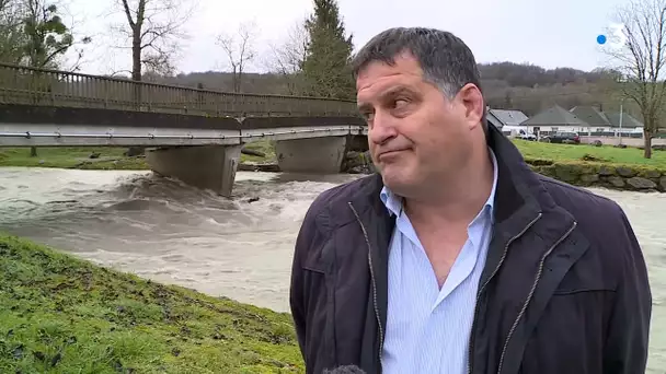 A Igon en Béarn, la pile du milieu du pont de l’Ouzom n 'a pas résisté sous la pression de l’eau.