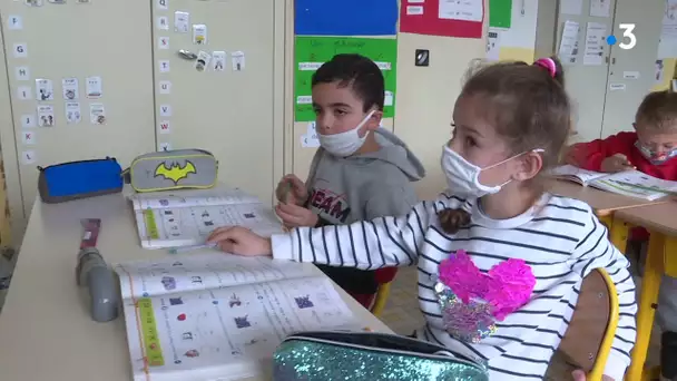 Cannes : les élèves de CP apprennent à lire malgré le masque