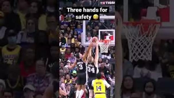 Spurs Pull Off A Double Dunk 👀