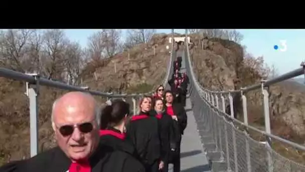 A 70 mètres du sol, l'action symbolique des avocats de Castres contre la réforme des retraites