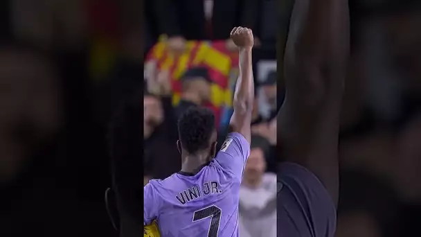 ✊ Vinicius marque et envoie un message aux supporters de Valence en levant le poing ! #shorts