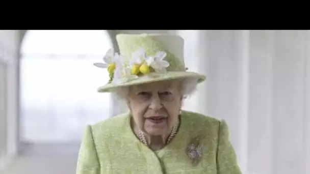 PHOTO Elizabeth II souriante : la reine reprend déjà ses activités après les...