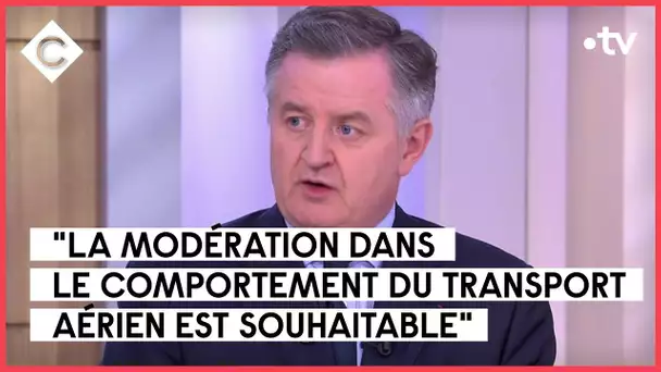 Pollution des voyages en avion : la responsabilité de chacun ? - C à vous - 22/05/2023