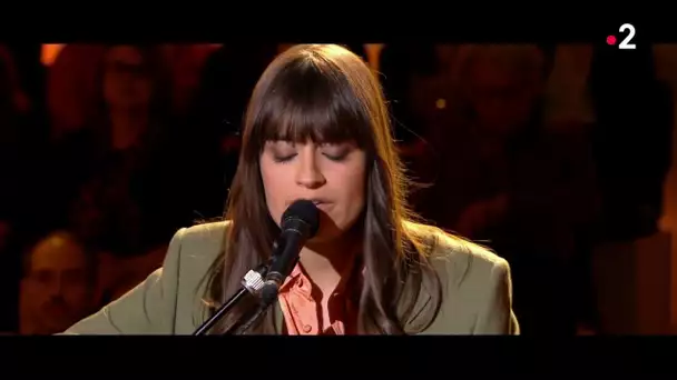 Clara Luciani interprète en live "Ma soeur" #ONPC