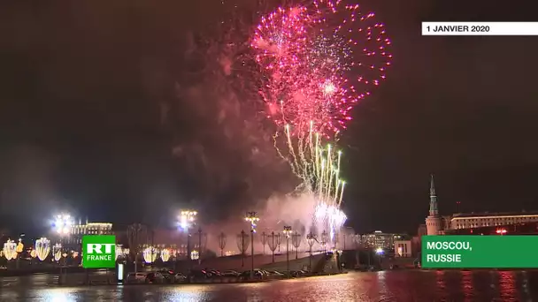 Nouvel An : des feux d’artifice illuminent le ciel de Moscou