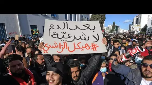 Des centaines de Tunisiens manifestent près du Parlement barricadé