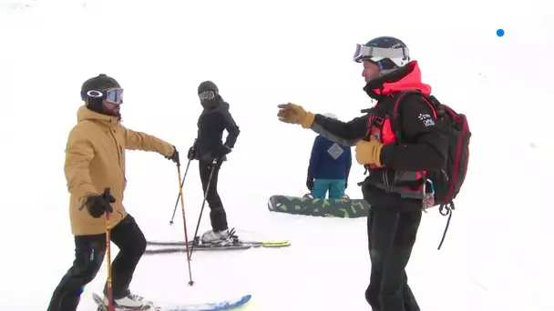 Isère : les pisteurs-secouristes de l'Alpe du Grand Serre font découvrir leur métier aux skieurs